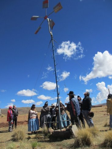 Bombas de agua accionadas por energía eólica en el Altiplano Boliviano, instaladas hace mas de 7 años y todavía las comunidades las mantienen, pues entienden su funcionamiento y le ven el beneficio. Fuente: BARRETO DILLON 2013 